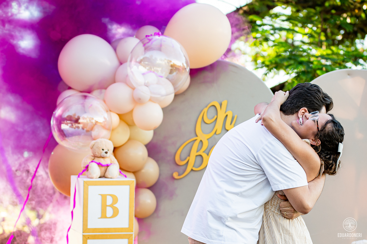 Fotografia emocionante do chá de revelação de Larissa e Lucas