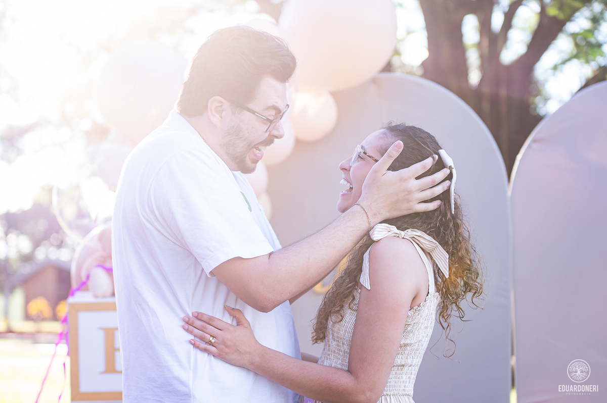 Fotografia emocionante do chá de revelação de Larissa e Lucas