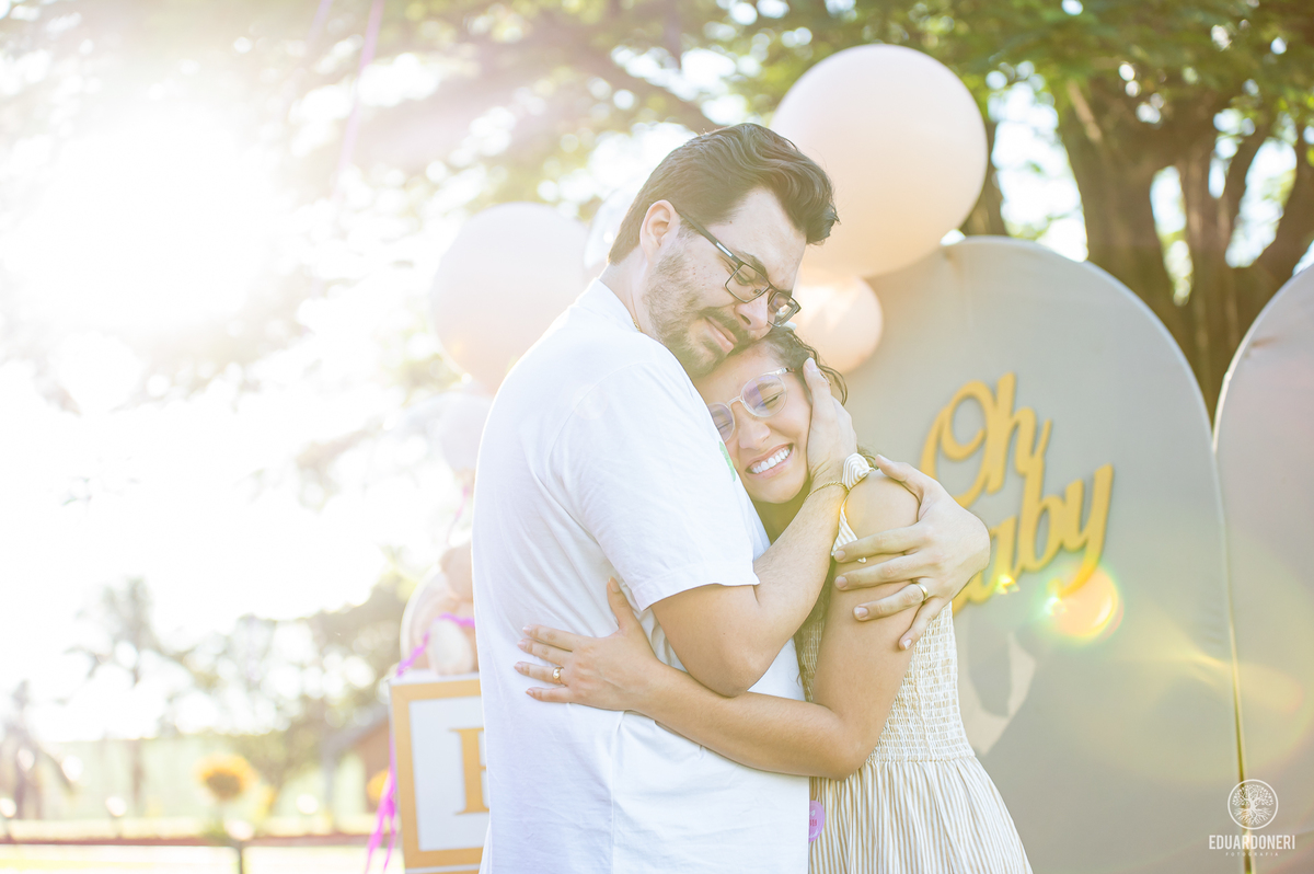 Fotografia emocionante do chá de revelação de Larissa e Lucas