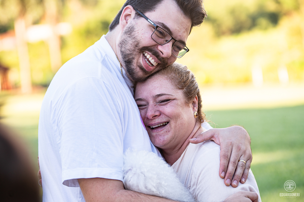 Fotografia emocionante do chá de revelação de Larissa e Lucas