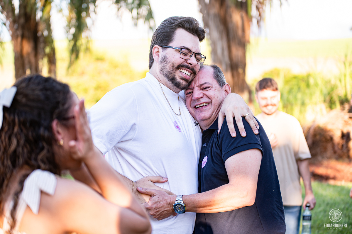 Fotografia emocionante do chá de revelação de Larissa e Lucas