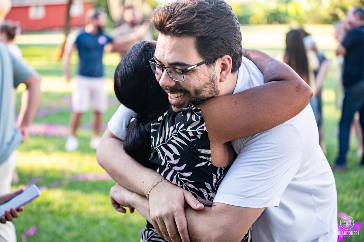Fotografia emocionante do chá de revelação de Larissa e Lucas