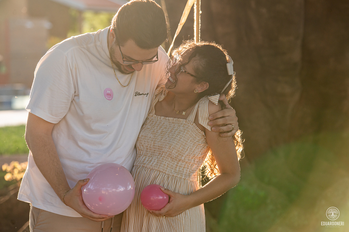 Fotografia emocionante do chá de revelação de Larissa e Lucas