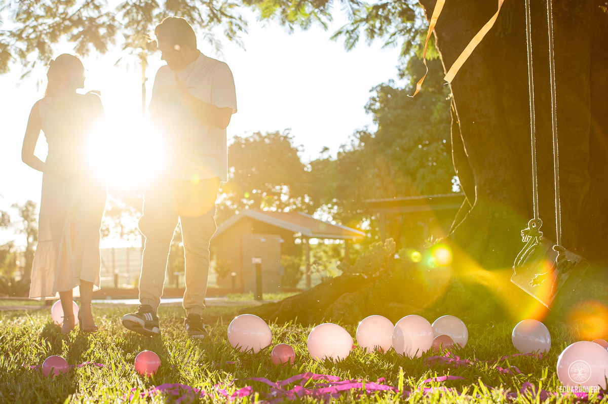Fotografia emocionante do chá de revelação de Larissa e Lucas