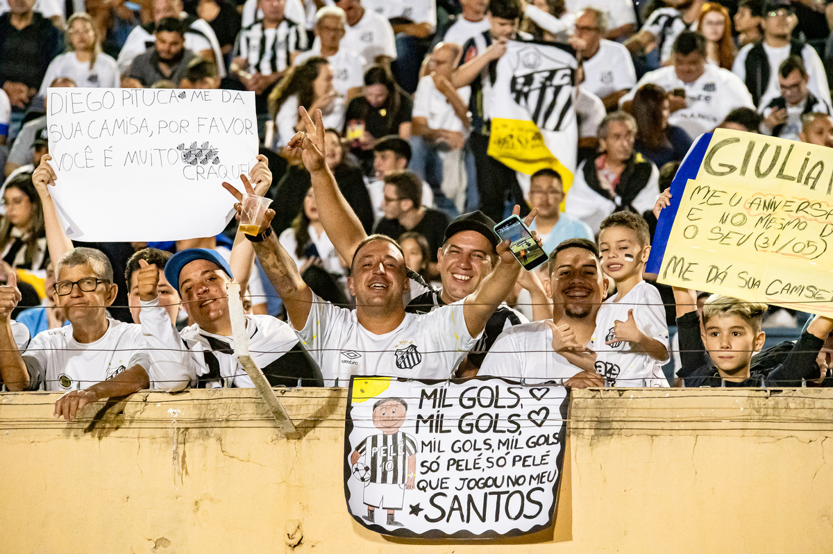 Vista panorâmica do Estádio do Café lotado para a partida entre Santos FC e Botafogo-SP.