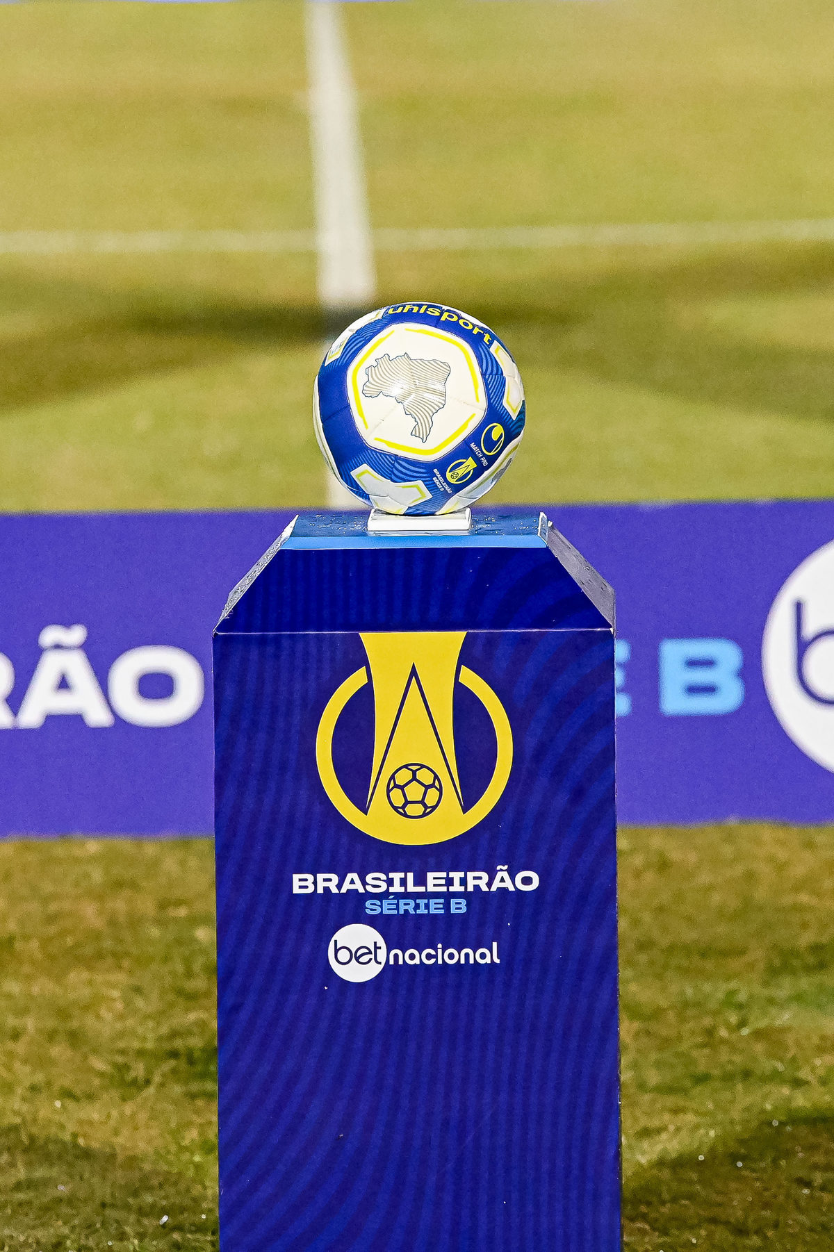 a Bola do jogo no Brasileirão Série B no estádio do Café em Londrina no Paraná