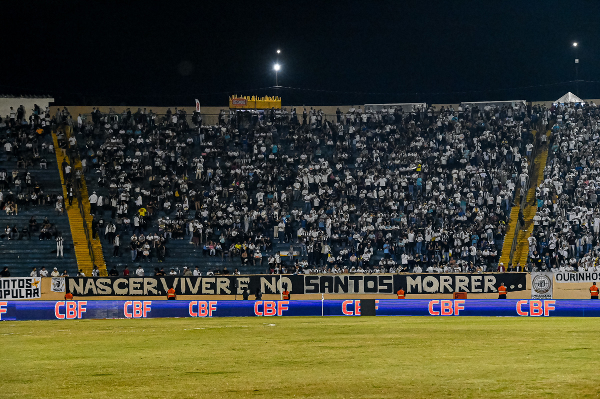 Vista panorâmica do Estádio do Café lotado para a partida entre Santos FC e Botafogo-SP.