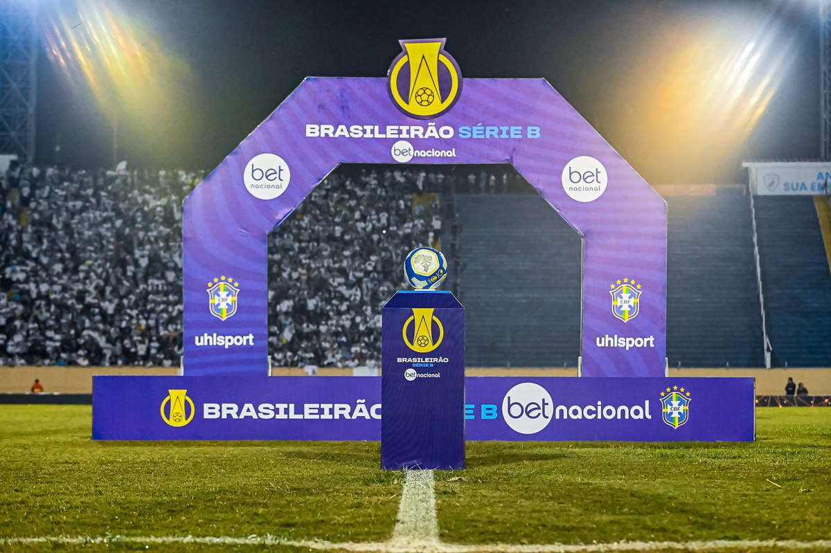 Portal da CBF e a Bola do jogo no Brasileirão Série B no estádio do Café em Londrina no Paraná