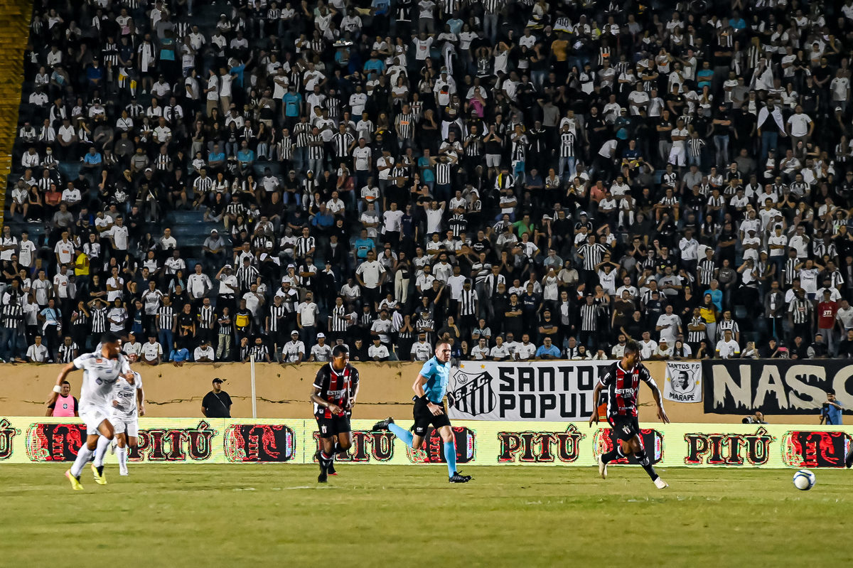 Vista panorâmica do Estádio do Café lotado para a partida entre Santos FC e Botafogo-SP.