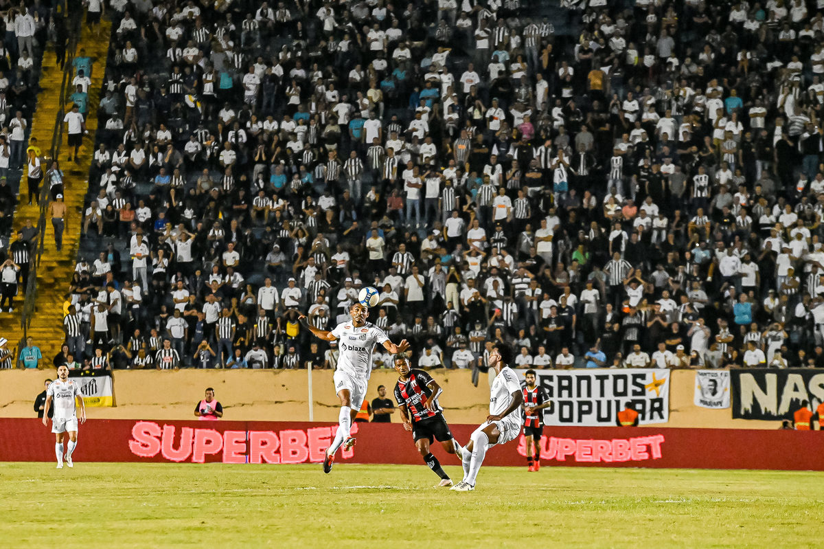 Vista panorâmica do Estádio do Café lotado para a partida entre Santos FC e Botafogo-SP.
