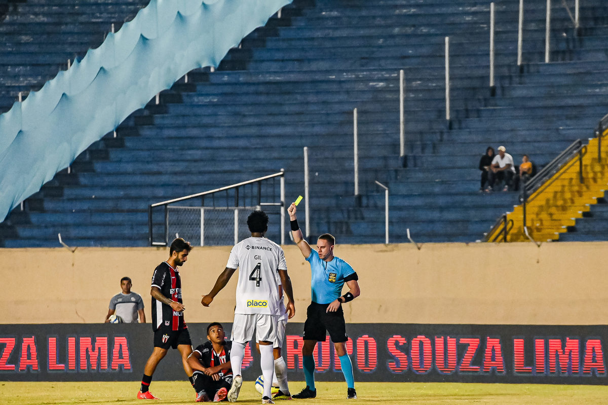 Gustavo Ervino Bauermann atuando na partida entre Santos x Botafogo-SP