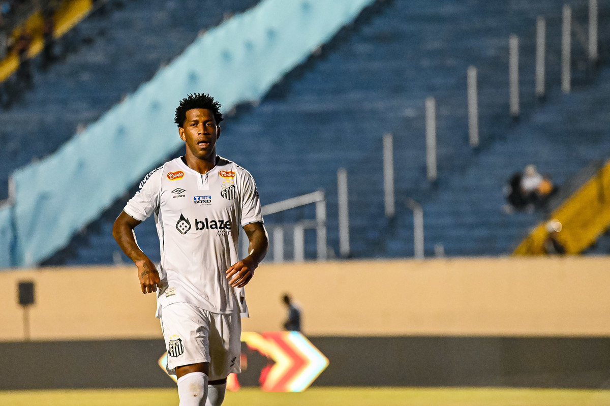 Zagueiro Gil ex-corinthians atuando pelo Santos