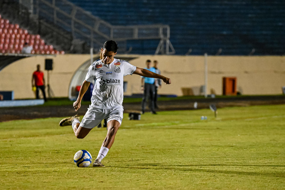 Jogador do Santos avança contra a defesa do do Botafogo no Estádio do Café, Londrina.