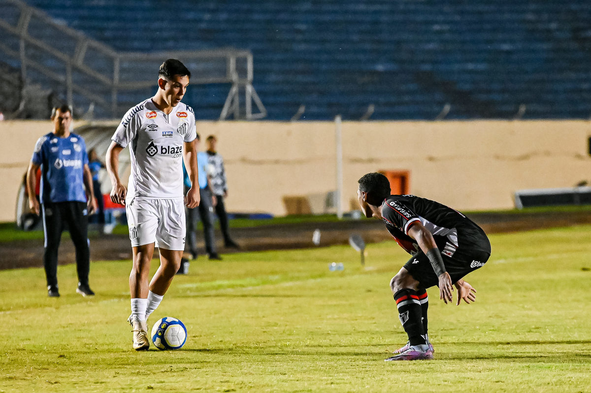 Disputa intensa entre jogadores do Botafogo-SP e Santos FC pelo Brasileirão Série B.