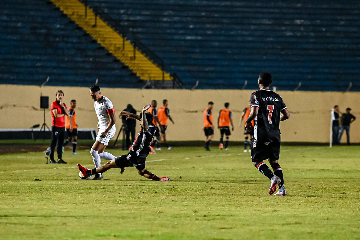 Disputa intensa entre jogadores do Botafogo-SP e Santos FC pelo Brasileirão Série B.