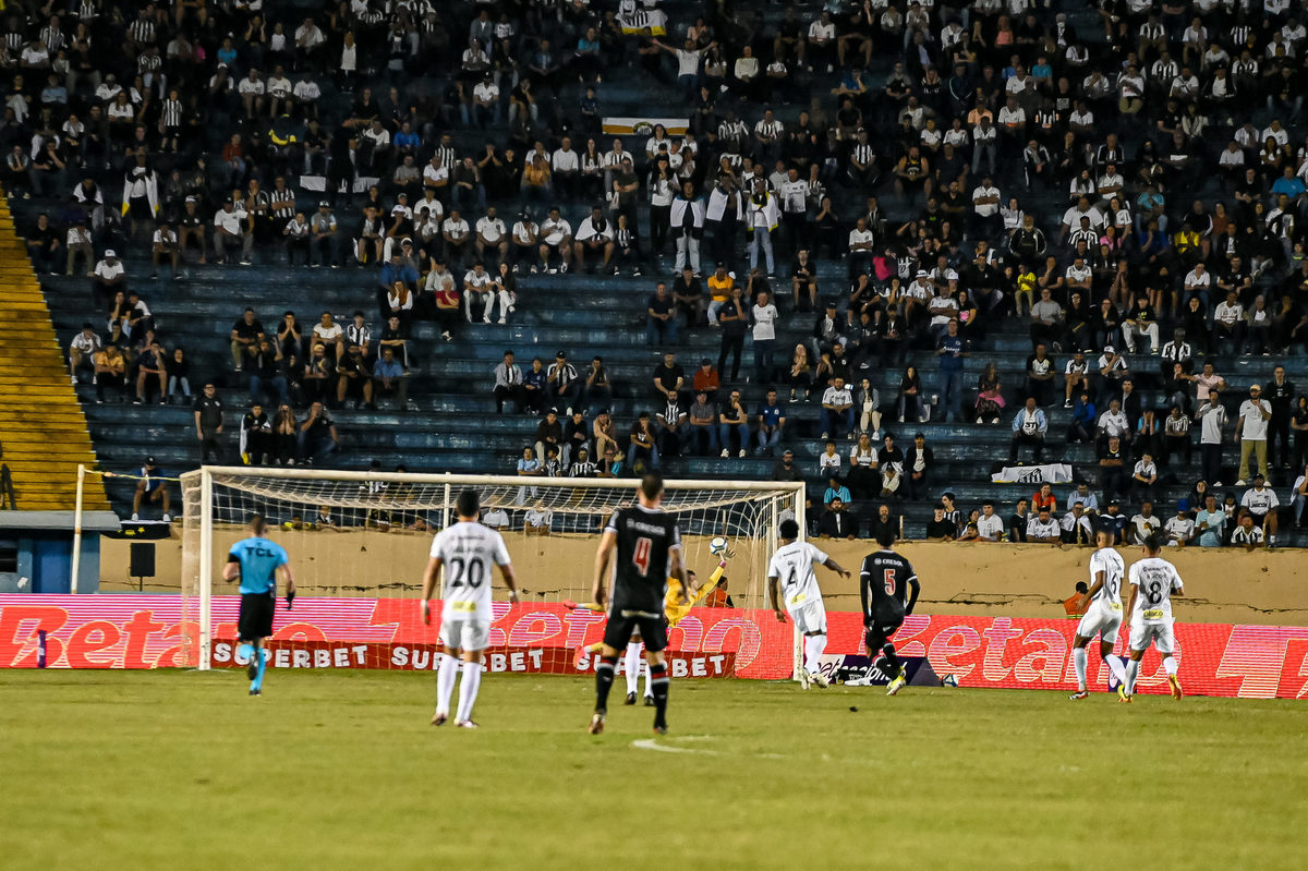 Douglas Baggio, do Botafogo-SP, finaliza para o gol em partida contra o Santos FC.
