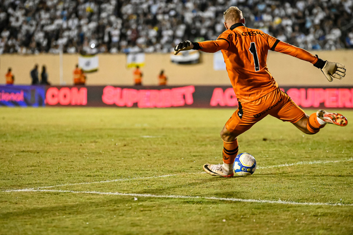 Goleiro do Botafogo cobra o tiro de meta no jogo contra o Santos no Estádio do Café, Londrina.