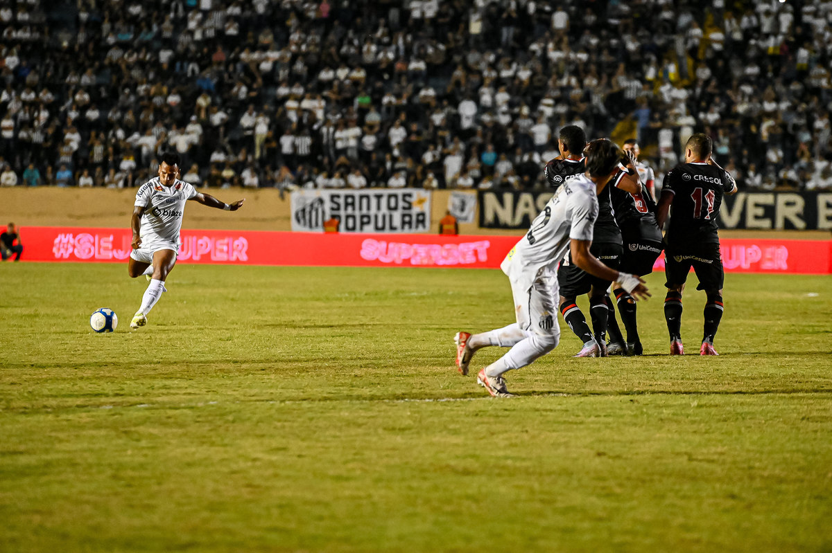 Jogador do Santos cobra a falta contra a defesa do do Botafogo no Estádio do Café, Londrina.