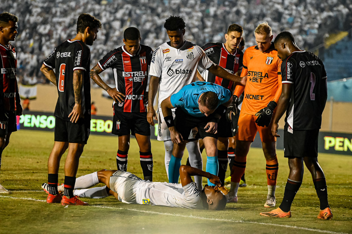 Gustavo Ervino Bauermann atuando na partida entre Santos x Botafogo-SP
