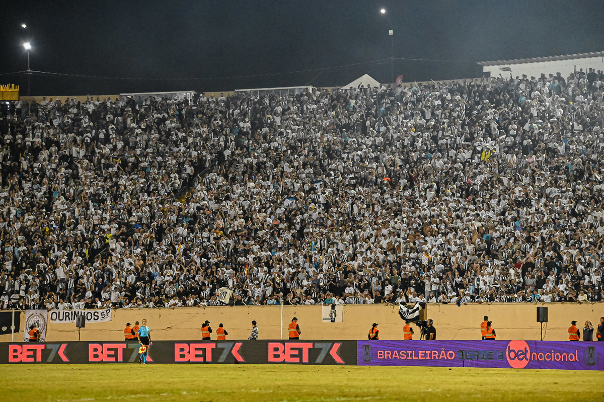 Vista panorâmica do Estádio do Café lotado para a partida entre Santos FC e Botafogo-SP.