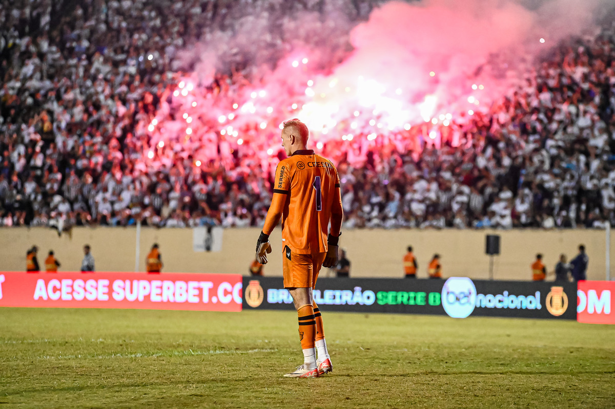 Vista panorâmica do Estádio do Café lotado para a partida entre Santos FC e Botafogo-SP.
