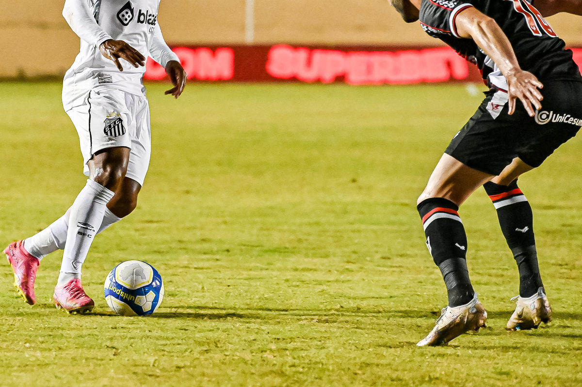 Disputa intensa entre jogadores do Botafogo-SP e Santos FC pelo Brasileirão Série B.
