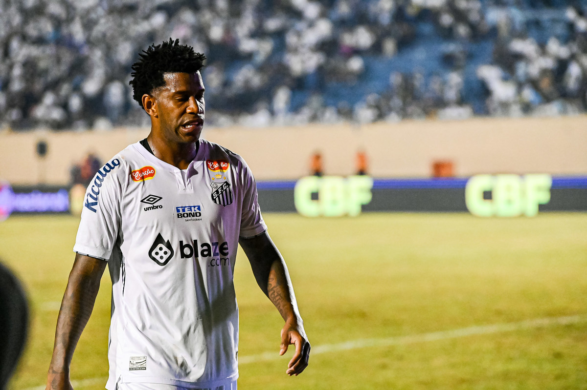 Zagueiro Gil ex-corinthians atuando pelo Santos