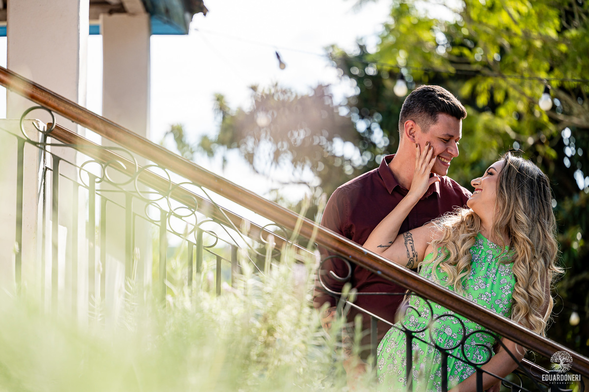 Ensaio pre wedding no Morro do Gavião em Ribeirão Claro, com casal apaixonado em meio à vista panorâmica do lago e restaurante colonial do século 18