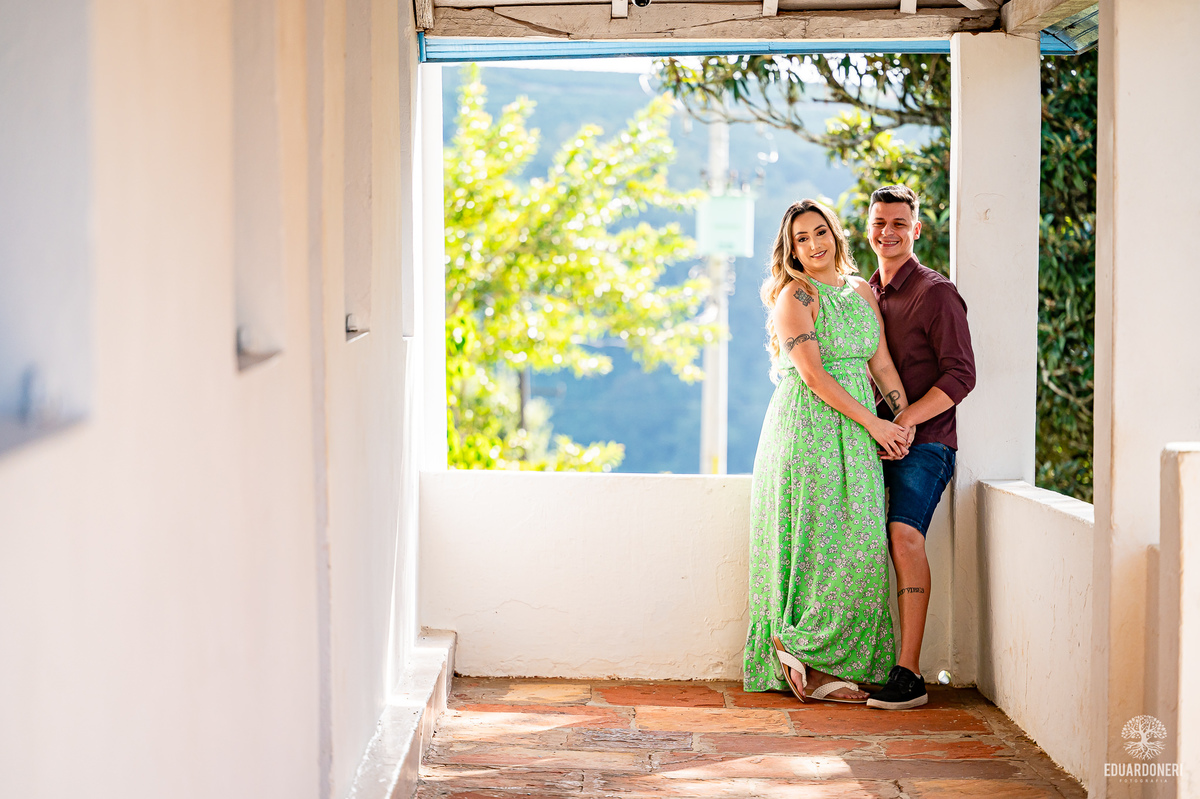 Ensaio pre wedding no Morro do Gavião em Ribeirão Claro, com casal apaixonado em meio à vista panorâmica do lago e restaurante colonial do século 18
