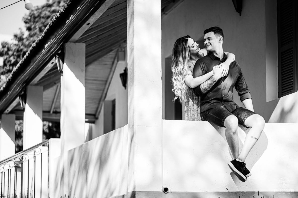 Ensaio pre wedding no Morro do Gavião em Ribeirão Claro, com casal apaixonado em meio à vista panorâmica do lago e restaurante colonial do século 18