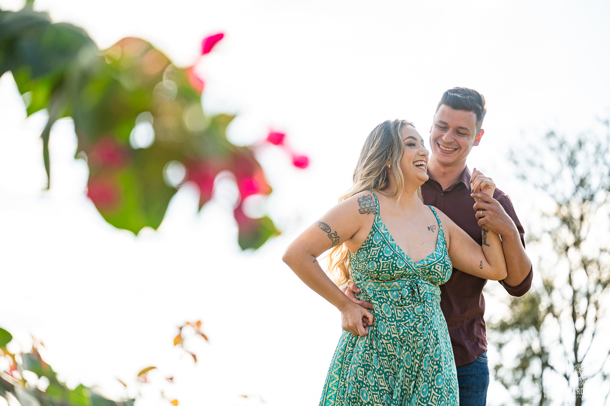 Ensaio pre wedding no Morro do Gavião em Ribeirão Claro, com casal apaixonado em meio à vista panorâmica do lago e restaurante colonial do século 18