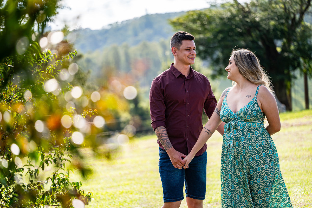 Ensaio pre wedding no Morro do Gavião em Ribeirão Claro, com casal apaixonado em meio à vista panorâmica do lago e restaurante colonial do século 18
