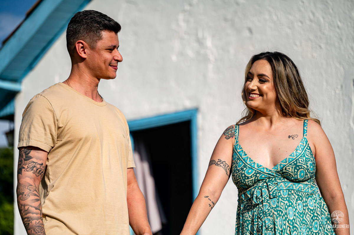 Ensaio pre wedding no Morro do Gavião em Ribeirão Claro, com casal apaixonado em meio à vista panorâmica do lago e restaurante colonial do século 18