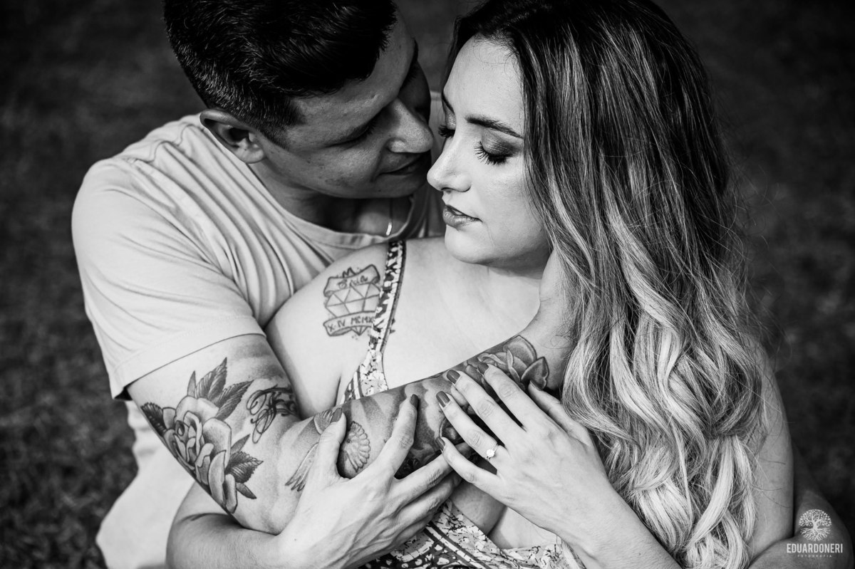 Ensaio pre wedding no Morro do Gavião em Ribeirão Claro, com casal apaixonado em meio à vista panorâmica do lago e restaurante colonial do século 18