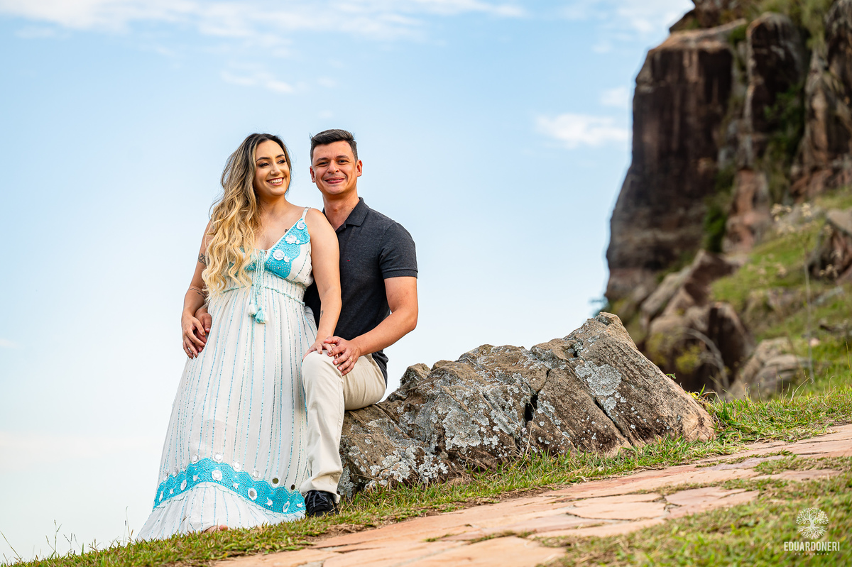 Ensaio pre wedding no Morro do Gavião em Ribeirão Claro, com casal apaixonado em meio à vista panorâmica do lago e restaurante colonial do século 18