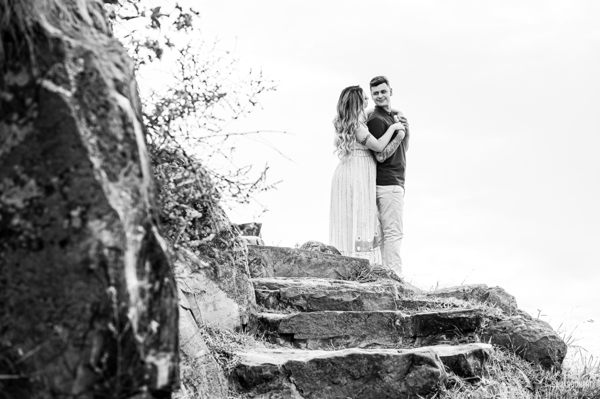 Ensaio pre wedding no Morro do Gavião em Ribeirão Claro, com casal apaixonado em meio à vista panorâmica do lago e restaurante colonial do século 18