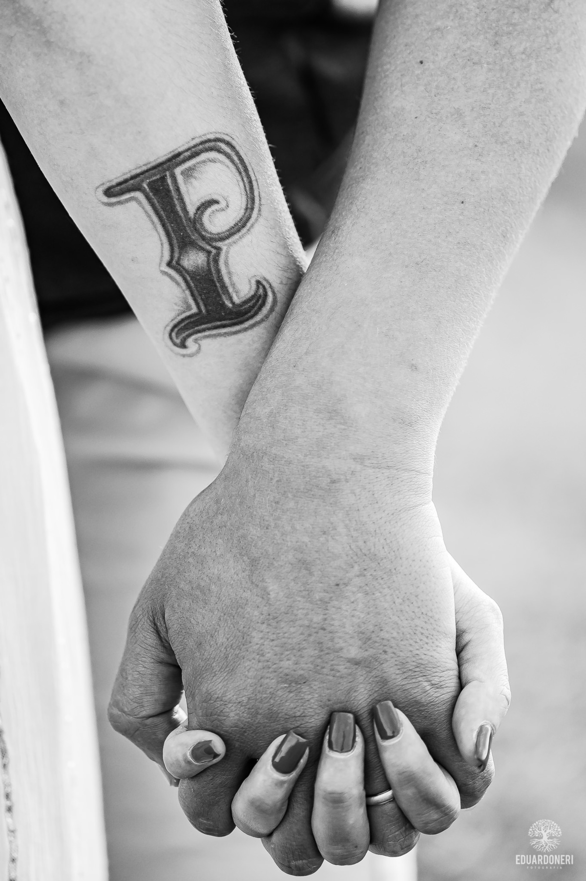 Ensaio pre wedding no Morro do Gavião em Ribeirão Claro, com casal apaixonado em meio à vista panorâmica do lago e restaurante colonial do século 18