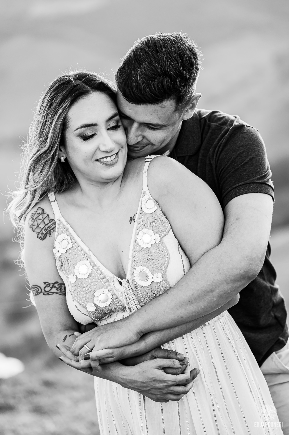 Ensaio pre wedding no Morro do Gavião em Ribeirão Claro, com casal apaixonado em meio à vista panorâmica do lago e restaurante colonial do século 18