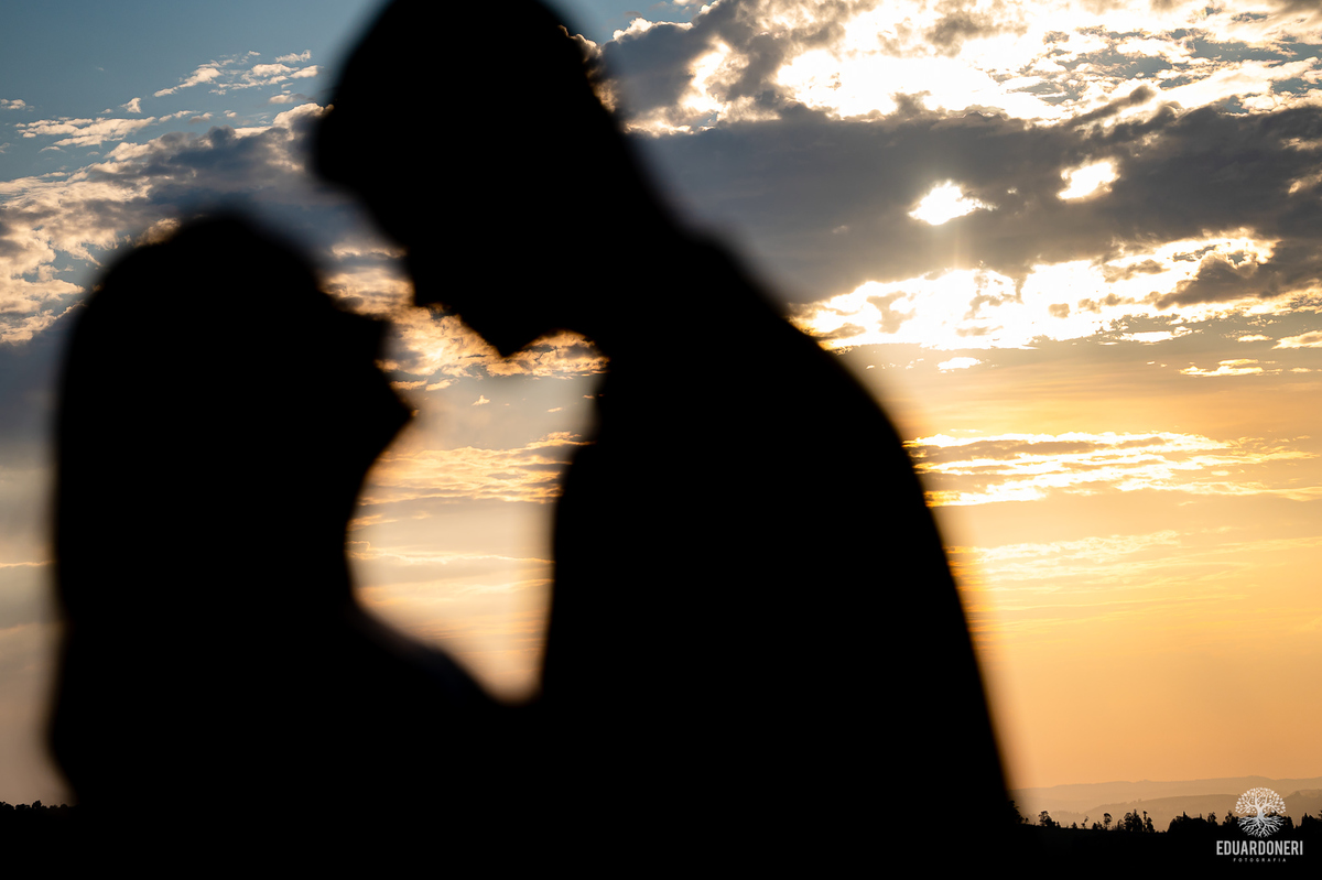 Ensaio pre wedding no Morro do Gavião em Ribeirão Claro, com casal apaixonado em meio à vista panorâmica do lago e restaurante colonial do século 18