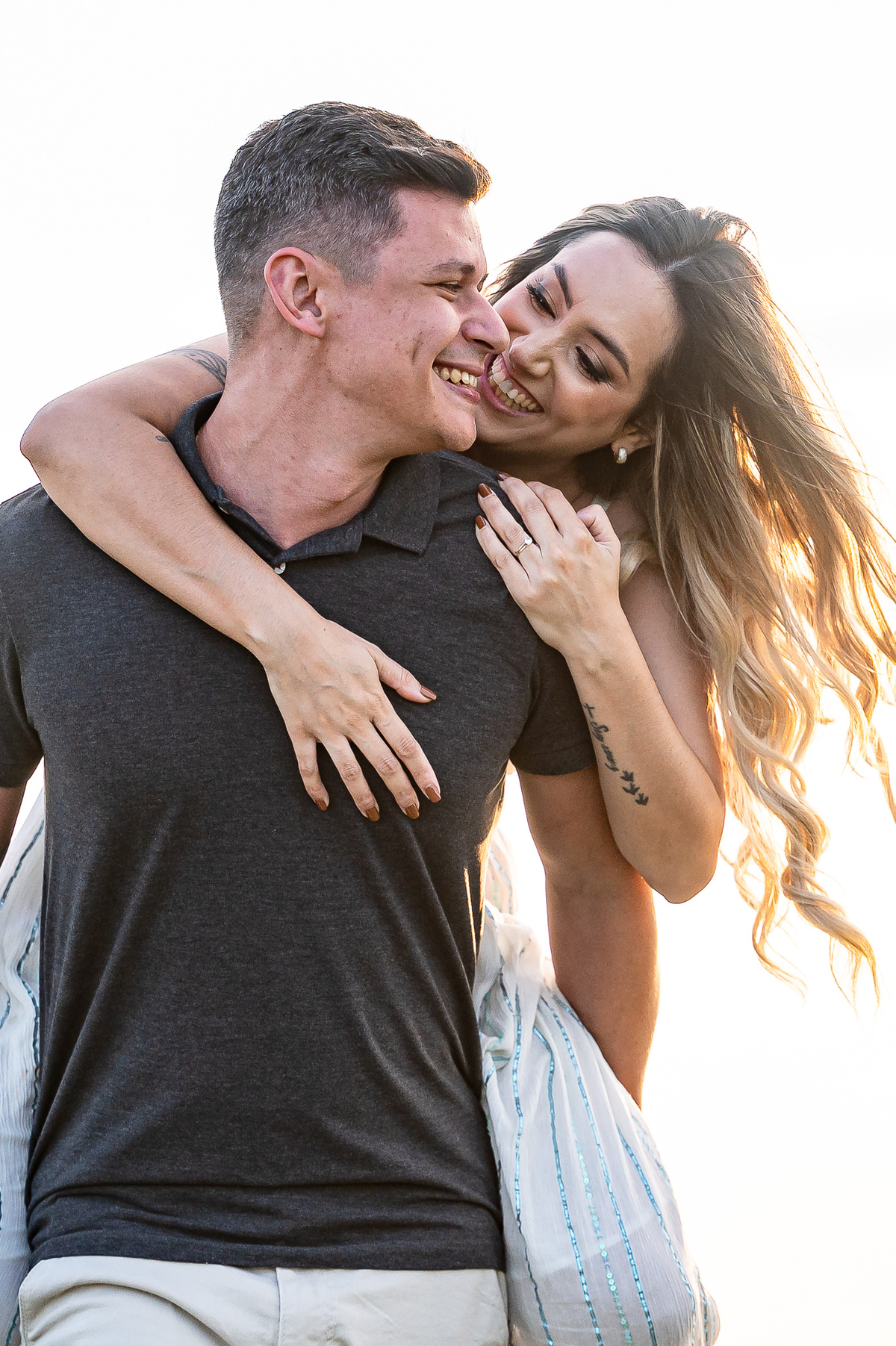 Ensaio pre wedding no Morro do Gavião em Ribeirão Claro, com casal apaixonado em meio à vista panorâmica do lago e restaurante colonial do século 18