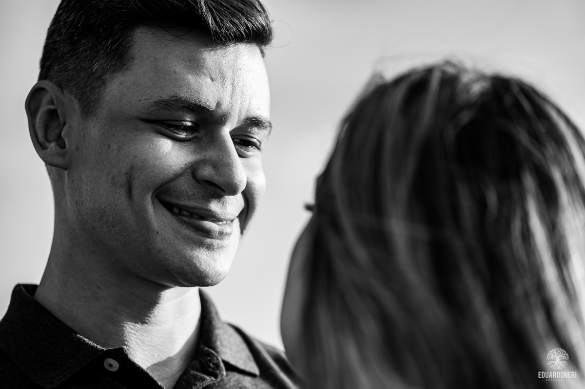 Ensaio pre wedding no Morro do Gavião em Ribeirão Claro, com casal apaixonado em meio à vista panorâmica do lago e restaurante colonial do século 18