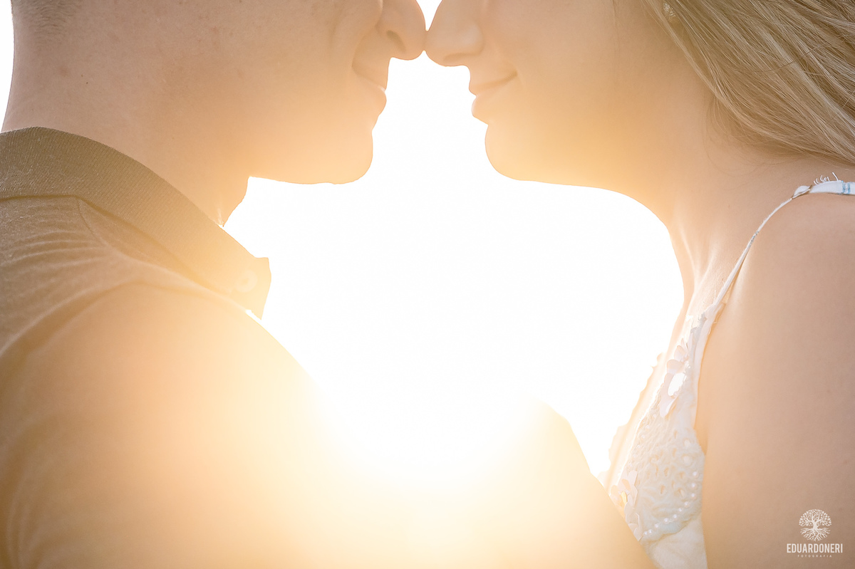 Ensaio pre wedding no Morro do Gavião em Ribeirão Claro, com casal apaixonado em meio à vista panorâmica do lago e restaurante colonial do século 18