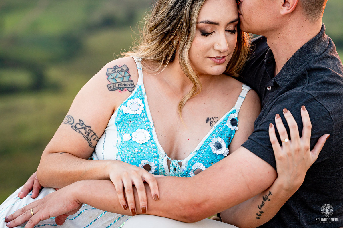Ensaio pre wedding no Morro do Gavião em Ribeirão Claro, com casal apaixonado em meio à vista panorâmica do lago e restaurante colonial do século 18
