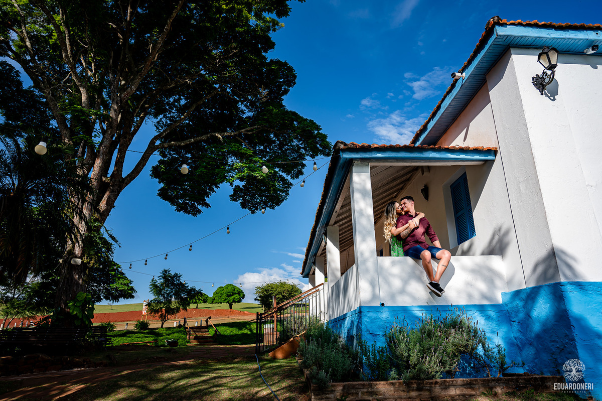Ensaio pre wedding no Morro do Gavião em Ribeirão Claro, com casal apaixonado em meio à vista panorâmica do lago e restaurante colonial do século 18
