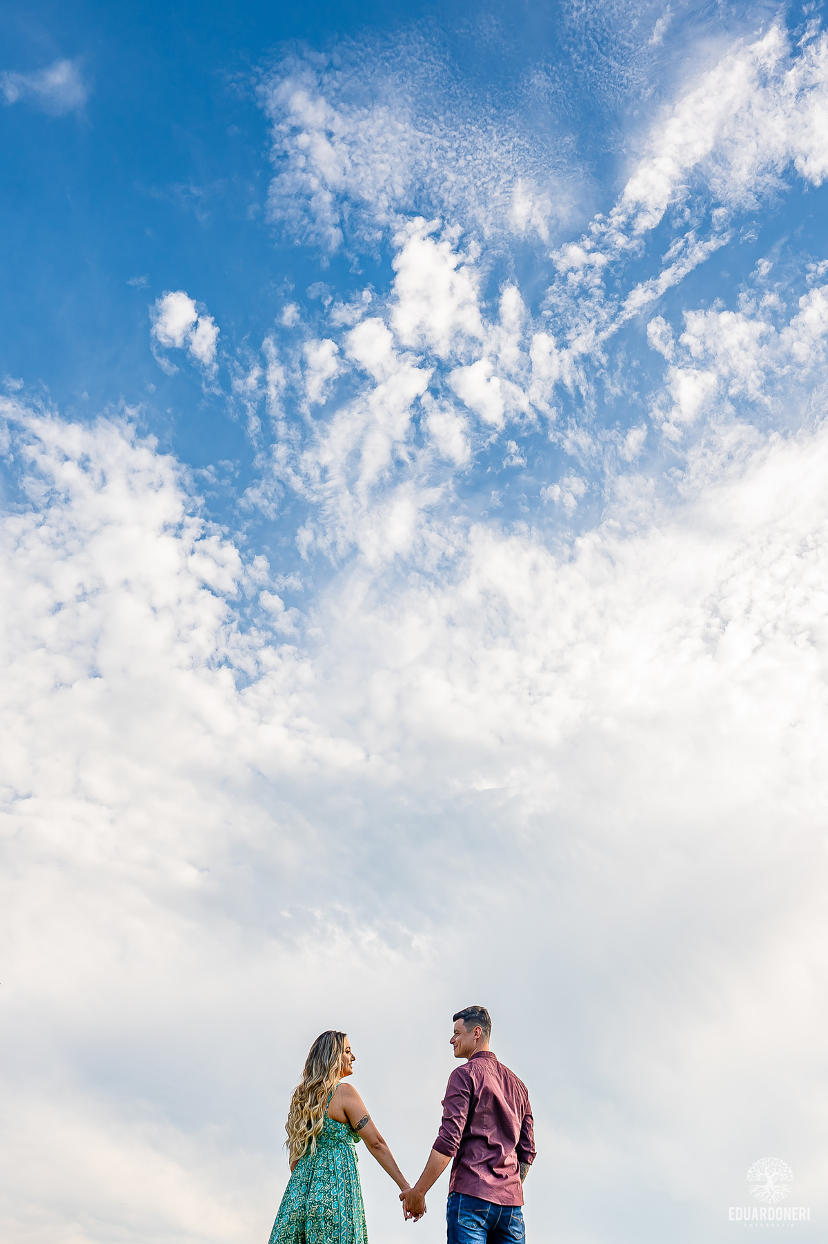 Ensaio pre wedding no Morro do Gavião em Ribeirão Claro, com casal apaixonado em meio à vista panorâmica do lago e restaurante colonial do século 18