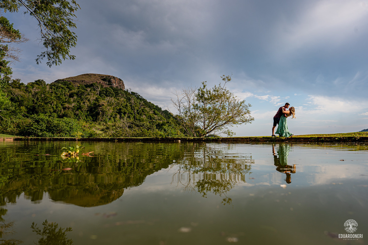 Ensaio pre wedding no Morro do Gavião em Ribeirão Claro, com casal apaixonado em meio à vista panorâmica do lago e restaurante colonial do século 18
