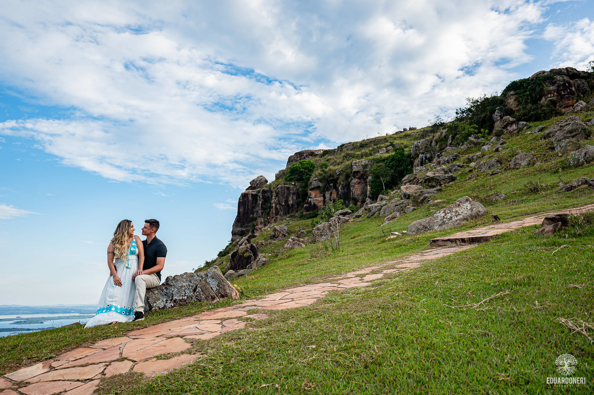 Ensaio pre wedding no Morro do Gavião em Ribeirão Claro, com casal apaixonado em meio à vista panorâmica do lago e restaurante colonial do século 18