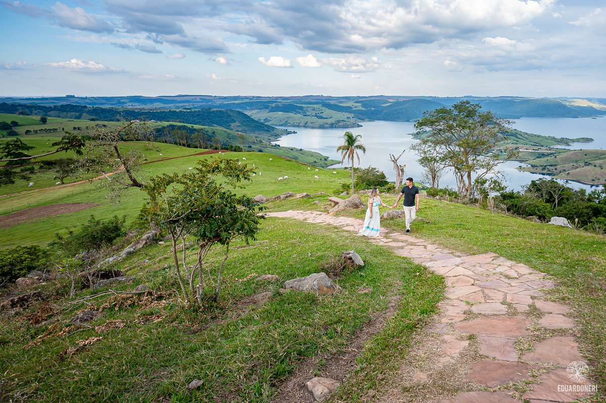 Ensaio pre wedding no Morro do Gavião em Ribeirão Claro, com casal apaixonado em meio à vista panorâmica do lago e restaurante colonial do século 18