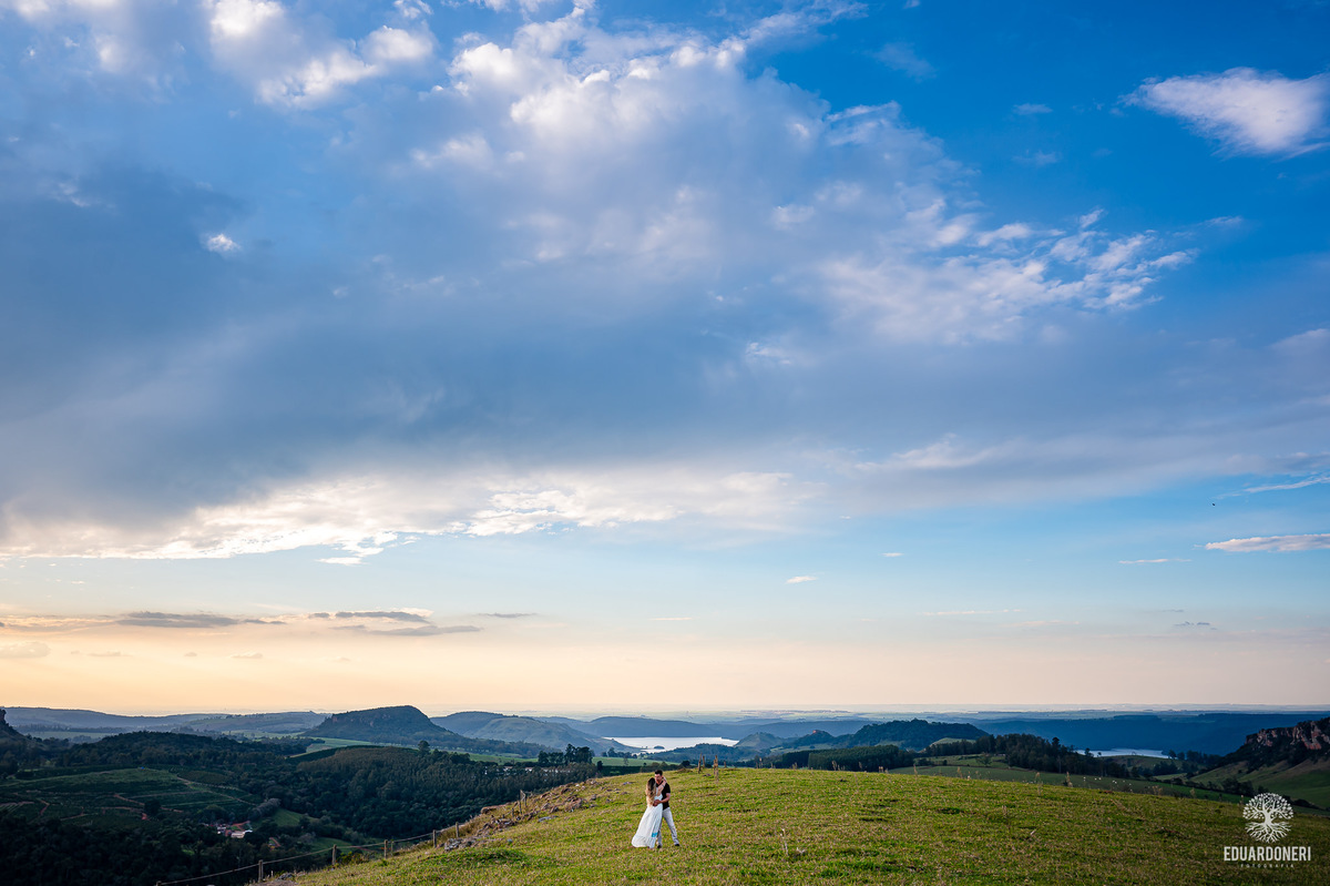 Ensaio pre wedding no Morro do Gavião em Ribeirão Claro, com casal apaixonado em meio à vista panorâmica do lago e restaurante colonial do século 18