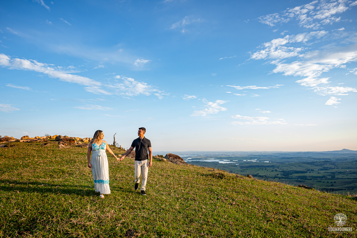 Ensaio pre wedding no Morro do Gavião em Ribeirão Claro, com casal apaixonado em meio à vista panorâmica do lago e restaurante colonial do século 18